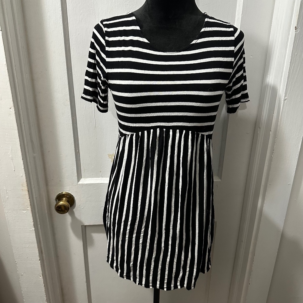 PinkBlush‎ Black and White Striped Short Sleeve Top in S